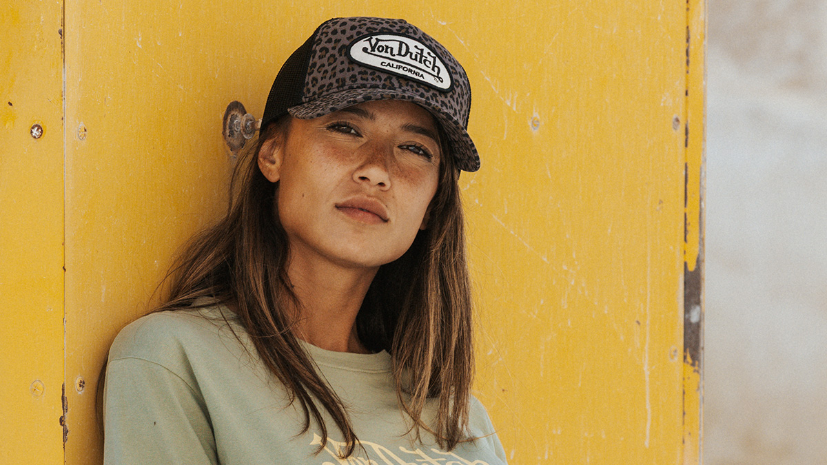 Femmes portant des casquettes von dutch